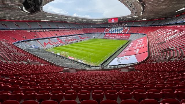 Die leere Allianz Arena in München ist vor Beginn eines Spiels zu sehen.