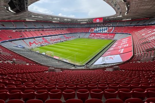 Die leere Allianz Arena in München ist vor Beginn eines Spiels zu sehen.