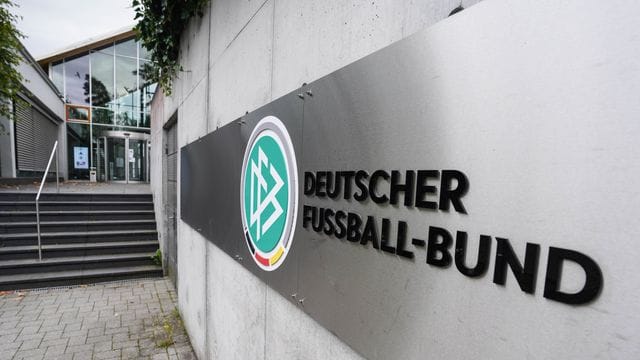 Das Logo des Deutschen Fußball-Bundes am Eingang der DFB-Zentrale in Frankfurt/Main. Das Logo des Deutschen Fußball-Bundes am Eingang der DFB-Zentrale in Frankfurt/Main.