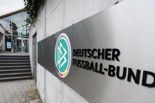 Das Logo des Deutschen Fußball-Bundes am Eingang der DFB-Zentrale in Frankfurt/Main.