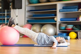 Ältere Dame beim Beckenbodentraining: Mit regelmäßigen, gezielten Übungen können Sie Ihre Beckenbodenmuskulatur stärken.