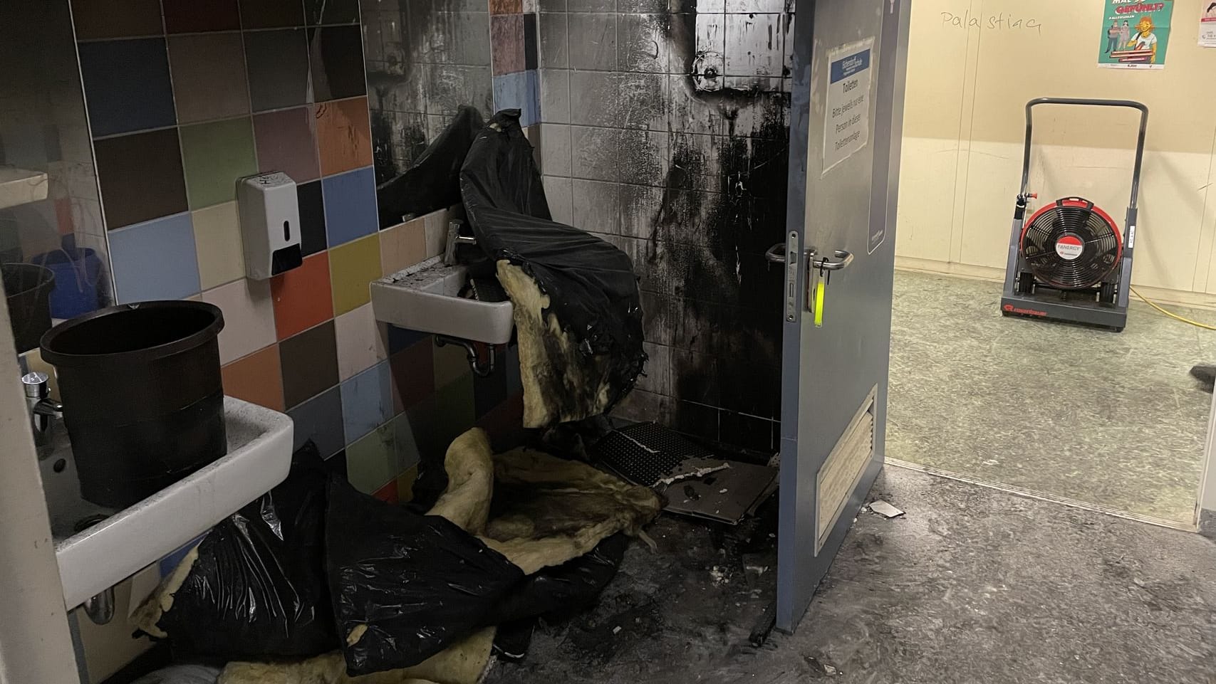 Schwarzer Ruß im Waschbeckenbereich der Schultoilette: Ob der Brand tatsächlich mit einem Trend auf der Plattform Tiktok steht, ist noch unklar.