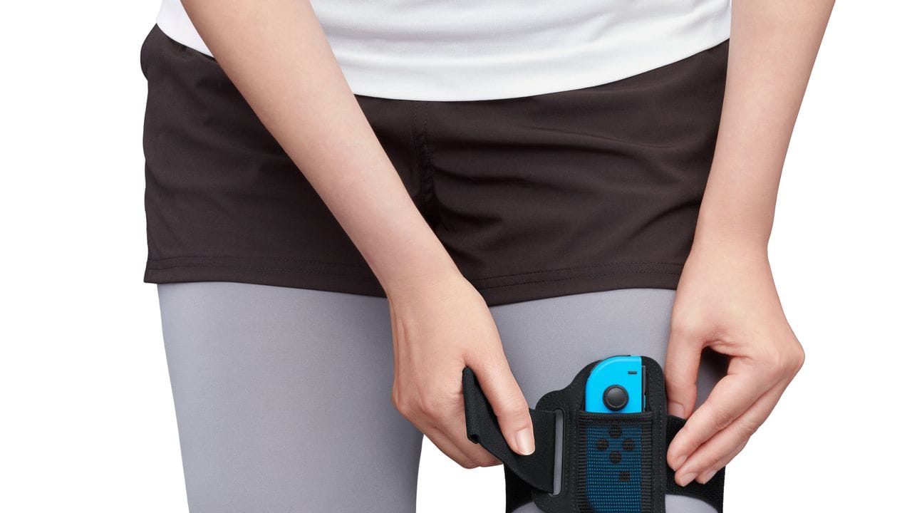 Zur Steuerung von "Nintendo Switch Sports" kommen die Joycon-Controller zum Einsatz - wie hier am Bein zum Fußballspielen. Zur Steuerung von "Nintendo Switch Sports" kommen die Joycon-Controller zum Einsatz - wie hier am Bein zum Fußballspielen.