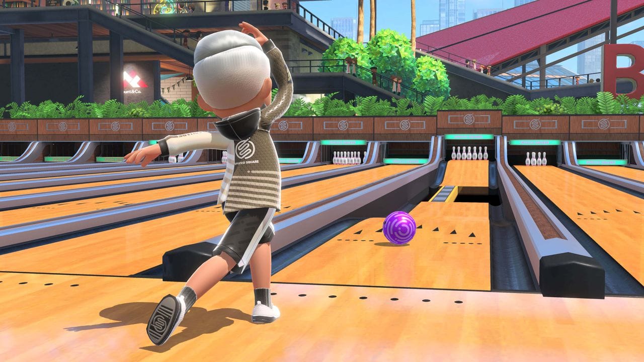 Bowling mit Hindernissen: "Nintendo Switch Sports" macht das Wohnzimmer zur Bowlingbahn - ohne komische Schuhe. Bowling mit Hindernissen: "Nintendo Switch Sports" macht das Wohnzimmer zur Bowlingbahn - ohne komische Schuhe.