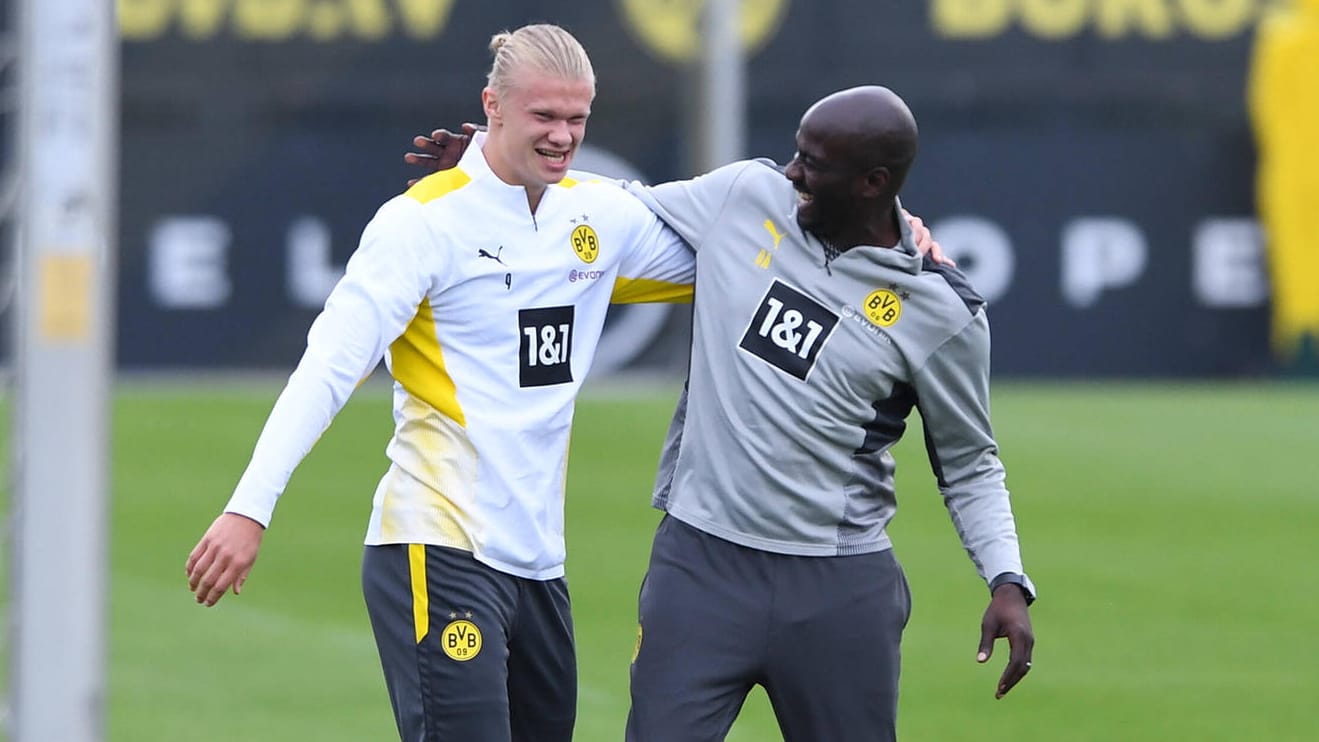 Otto Addo (hier mit Erling Haaland, v.r.): Der Ex-Profi genießt hohes Ansehen bei den Profis des BVB. Otto Addo (hier mit Erling Haaland, v.r.): Der Ex-Profi genießt hohes Ansehen bei den Profis des BVB.