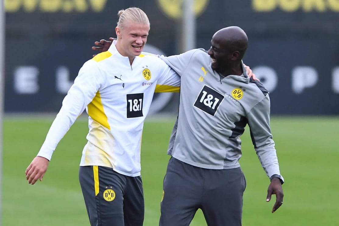Otto Addo (hier mit Erling Haaland, v.r.): Der Ex-Profi genießt hohes Ansehen bei den Profis des BVB.