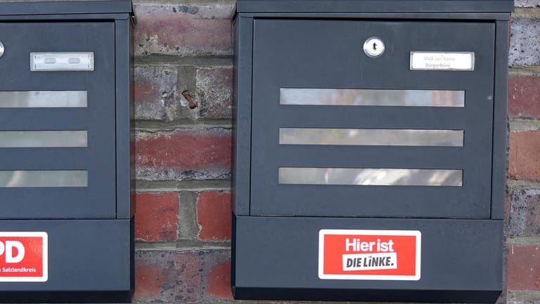 Ein Briefkasten der Linken in Staßfurt (Symbolbild): Der Drohbrief enthielt unter anderem ein Hakenkreuz.