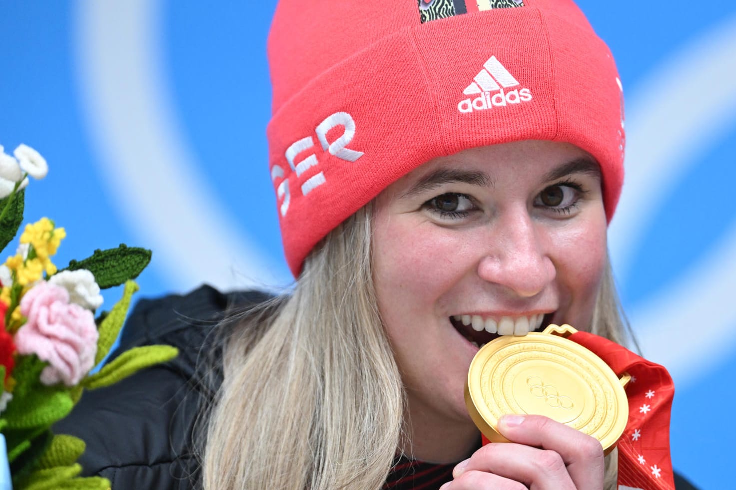 Schmeckt nach Gold: Natalie Geisenberger beißt in ihre Medaille.