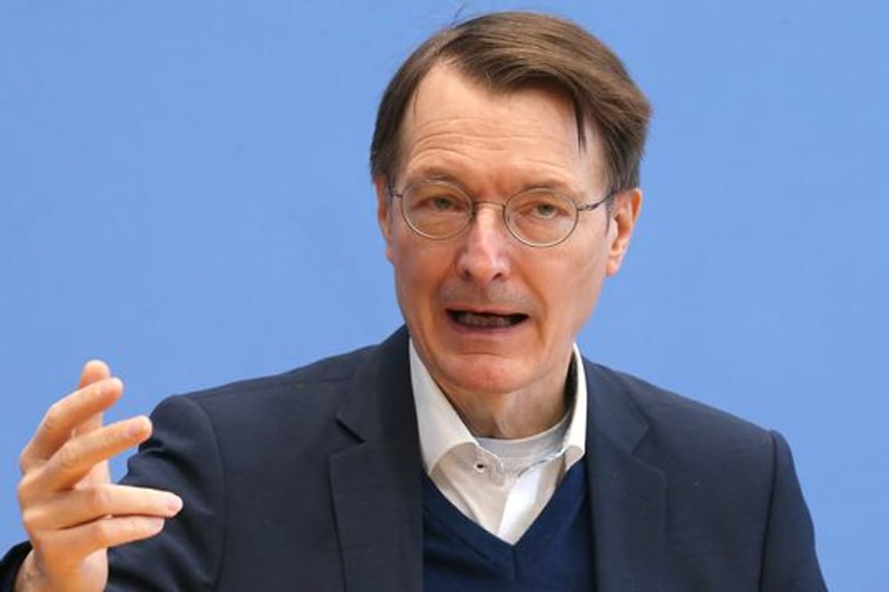 Bundesgesundheitsminister Karl Lauterbach verurteilt die Lkw-Demonstrationen gegen Corona-Maßnahmen "von selbstgerechten Menschen, von denen wir nicht viel lernen können.