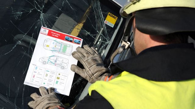 Rettender Überblick: Rettungskarten im Auto können Hilfskräften schnell wertvolle Informationen zur Bergung liefern.