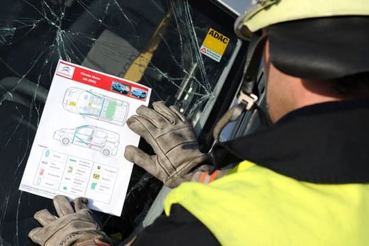 Rettender Überblick: Rettungskarten im Auto können Hilfskräften schnell wertvolle Informationen zur Bergung liefern.