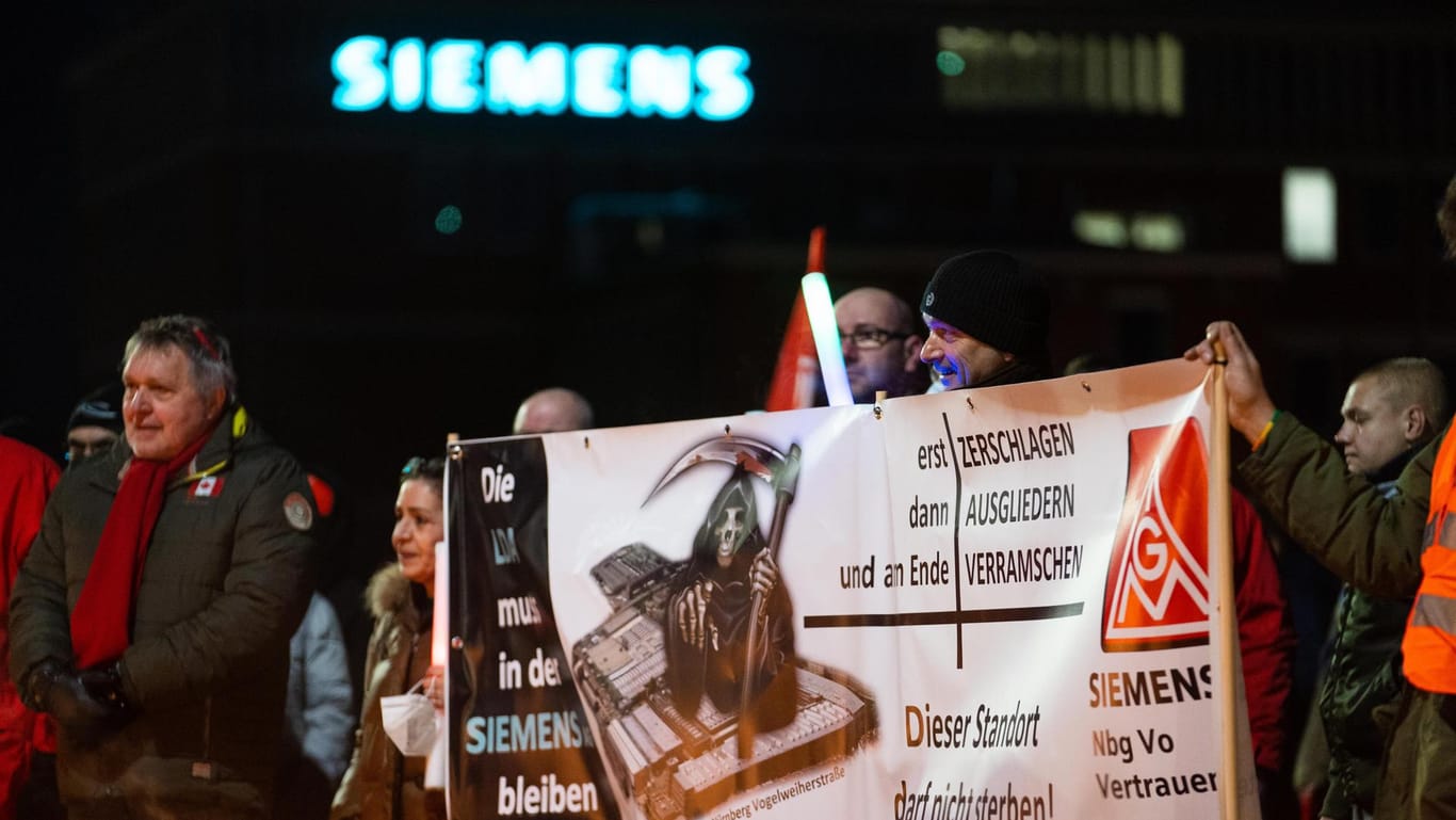 Teilnehmer der IG-Metall-Kundgebung in Nürnberg gegen die Ausgliederung der Großmotorensparte.