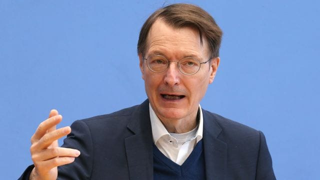 Bundesgesundheitsminister Karl Lauterbach verurteilt die Lkw-Demonstrationen gegen Corona-Maßnahmen "von selbstgerechten Menschen, von denen wir nicht viel lernen können".