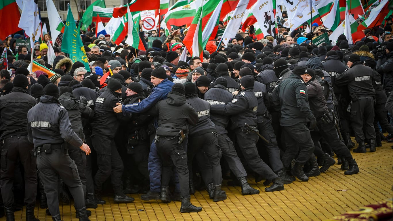 Sofia im Januar 2022: Polizisten wollen Maßnahmengegner davon abhalten, ins Parlament einzudringen.
