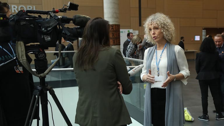 Morgan spricht mit Journalisten auf einer UN-Klimakonferenz (Symbolfoto): Seit der ersten Konferenz 1995 war die Aktivistin bei jeder dieser internationalen Klimaverhandlungen dabei.
