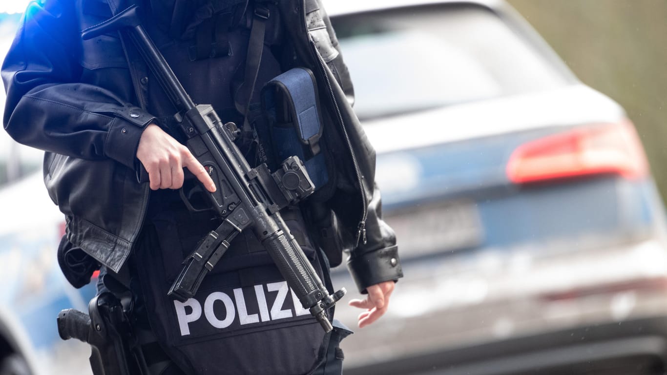 Polizisten am Tatort direkt nach der Tat (Archivbild): Im Haus von Andreas S. wurden zahlreiche Waffen gefunden.