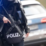 Polizisten am Tatort direkt nach der Tat (Archivbild): Im Haus von Andreas S. wurden zahlreiche Waffen gefunden.