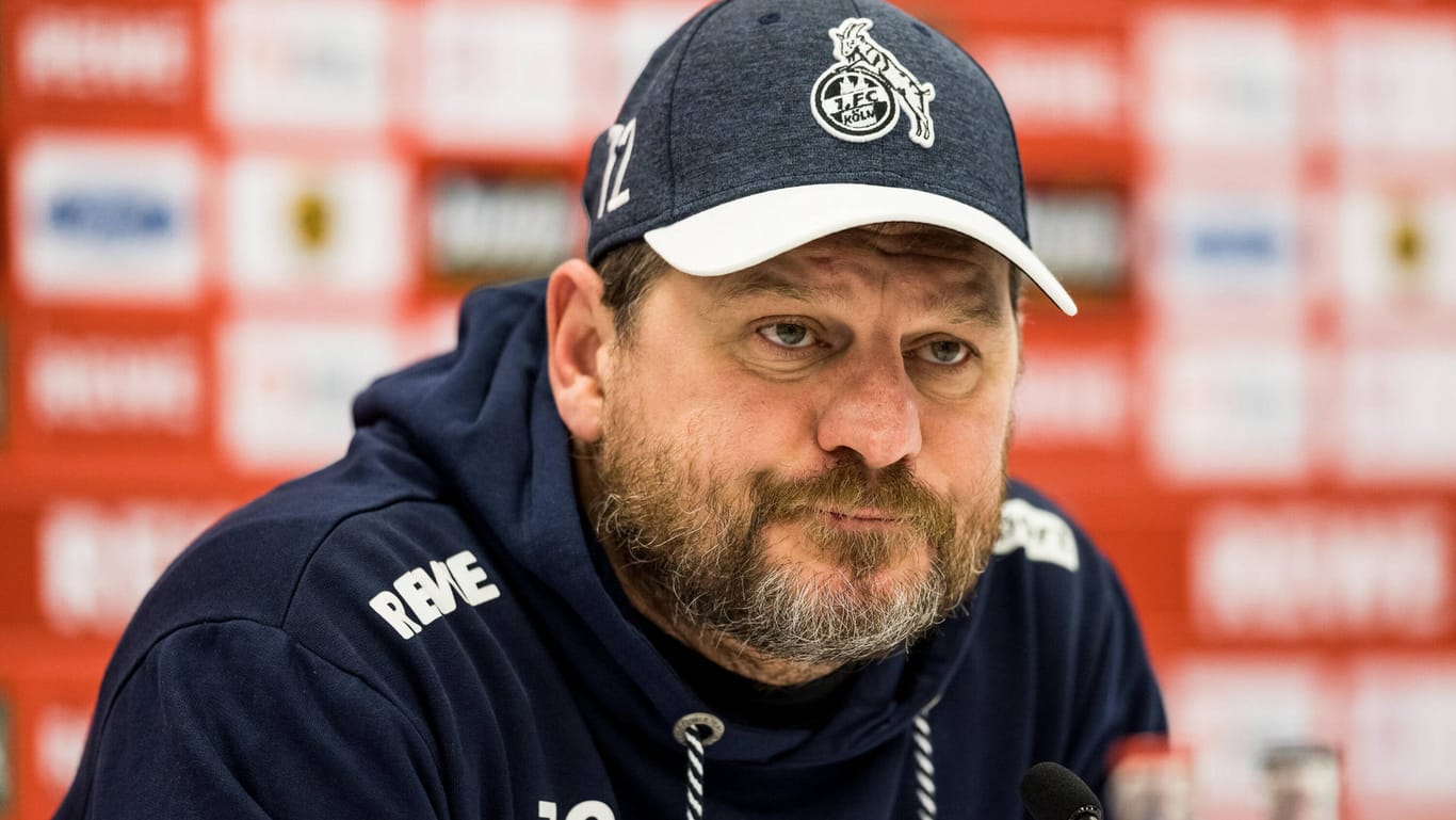 Steffen Baumgart auf der Pressekonferenz am Donnerstag: Auf gleich zwei Spieler muss der Chefcoach beim Spiel gegen Leipzig verzichten.