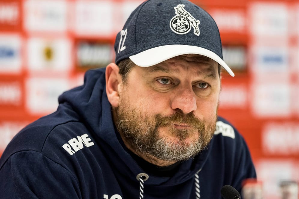 Steffen Baumgart auf der Pressekonferenz am Donnerstag: Auf gleich zwei Spieler muss der Chefcoach beim Spiel gegen Leipzig verzichten.