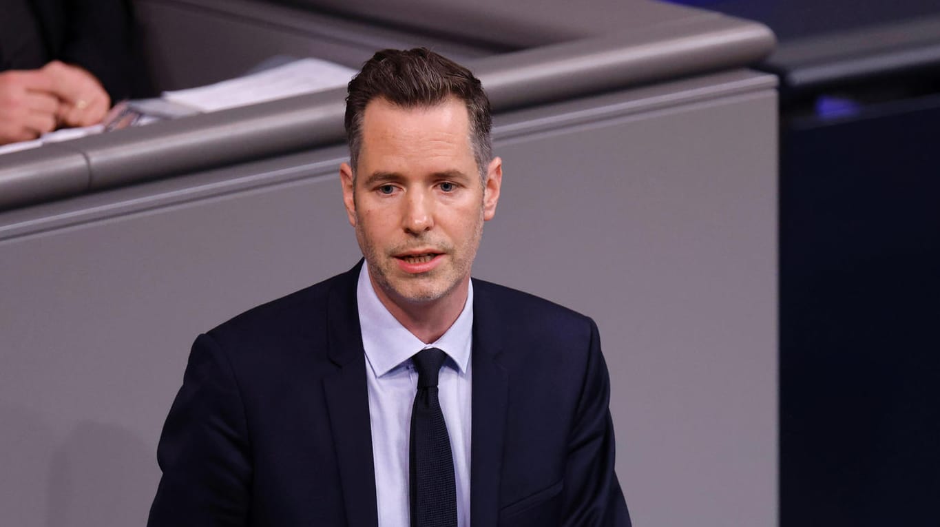 Dürr im Bundestag: Ende März würden "ausreichend Daten" zur Omikron-Variante vorliegen. Dürr im Bundestag: Ende März würden "ausreichend Daten" zur Omikron-Variante vorliegen.