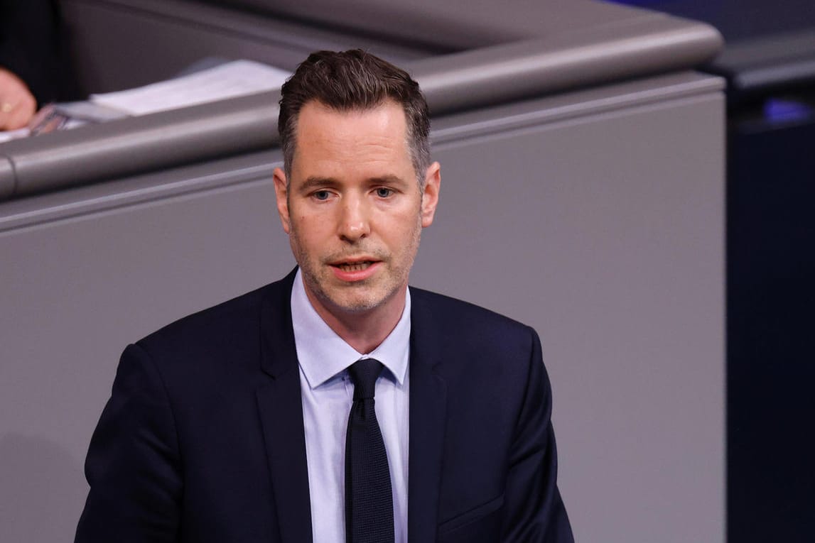 Dürr im Bundestag: Ende März würden "ausreichend Daten" zur Omikron-Variante vorliegen.