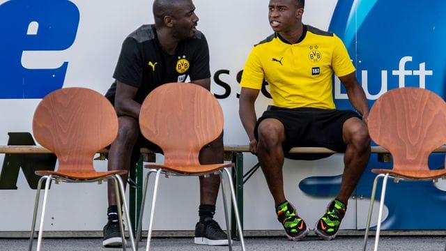 Otto Addo (l) im Gespräch mit BVB-Talent Youssoufa Moukoko.