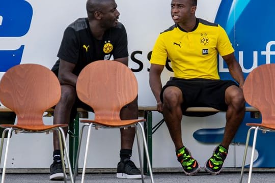 Otto Addo (l) im Gespräch mit BVB-Talent Youssoufa Moukoko.