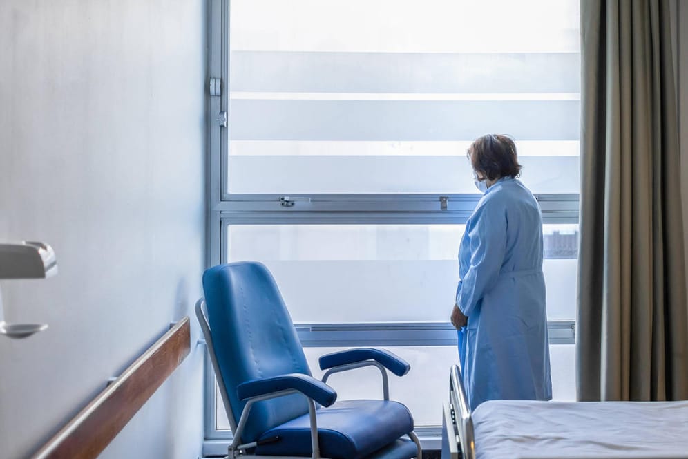 Eine Frau steht im Klinikzimmer: Rund zwei Millionen Menschen in Deutschland leiden an einer Krankheit, die kaum jemand kennt.