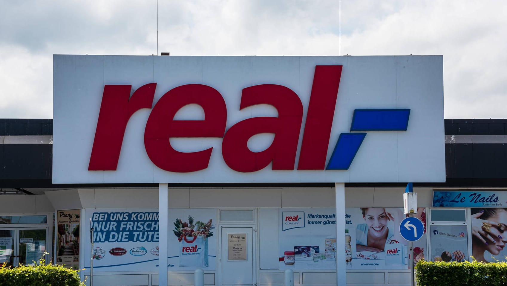 Eine Real-Filiale (Symbolbild): Konkurrent Kaufland will weitere Real-Geschäfte kaufen.