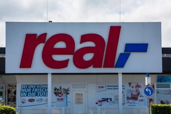 Eine Real-Filiale (Symbolbild): Konkurrent Kaufland will weitere Real-Geschäfte kaufen.