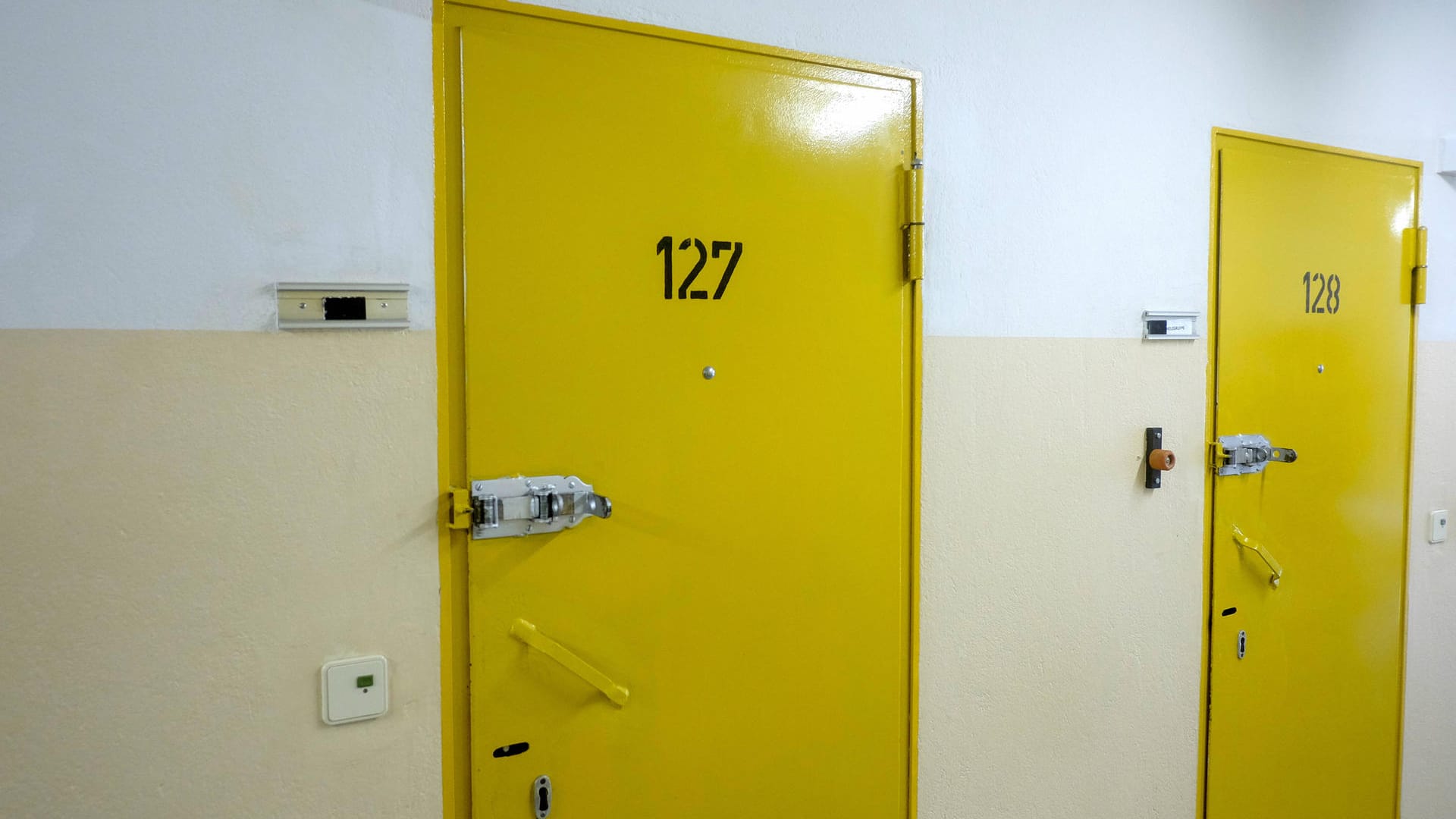 Zellentüren in einer Haftanstalt in Düsseldorf (Symbolbild): Es liegen derzeit noch nicht alle Testergebnisse vor. Zellentüren in einer Haftanstalt in Düsseldorf (Symbolbild): Es liegen derzeit noch nicht alle Testergebnisse vor.