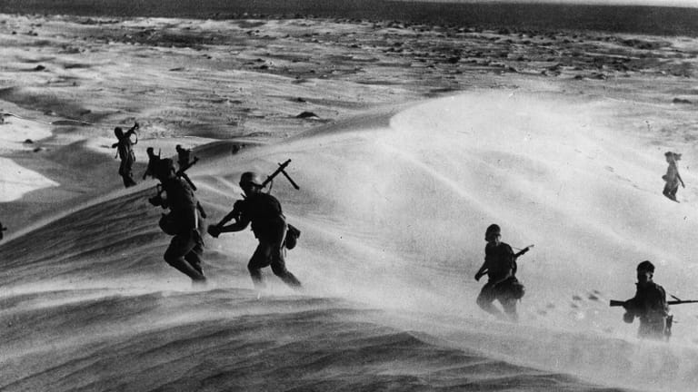 2. Weltkrieg, Afrikafeldzug: Deutsche Soldaten marschieren über eine Düne.