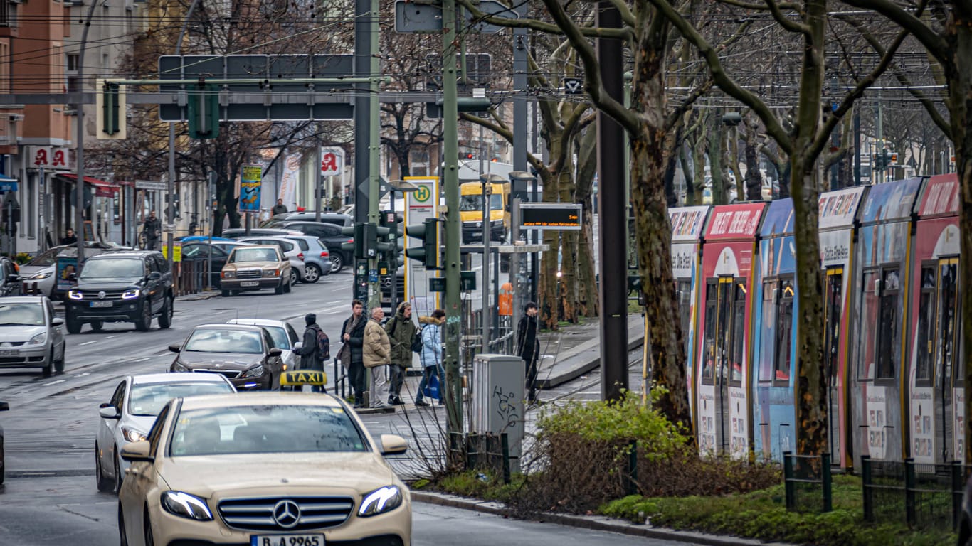 Die Greifswalder Straße unweit des Tatorts (Symbolbild): Nach drei mutmaßlichen Täterinnen wird derzeit noch gesucht.