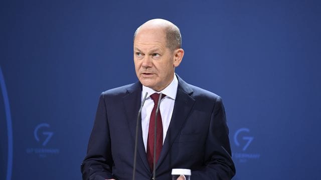 Bundeskanzler Olaf Scholz (SPD) gibt mit den Spitzen der drei baltischen Staaten eine Pressekonferenz.