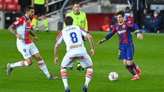 Barcelonas Riqui Puig (r).