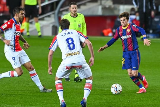 Barcelonas Riqui Puig (r).