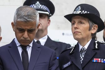 Der Bürgermeister und seine Polizeichefin: Khan zeigte sich von dem Verhalten der Polizisten "vollkommen angewidert".