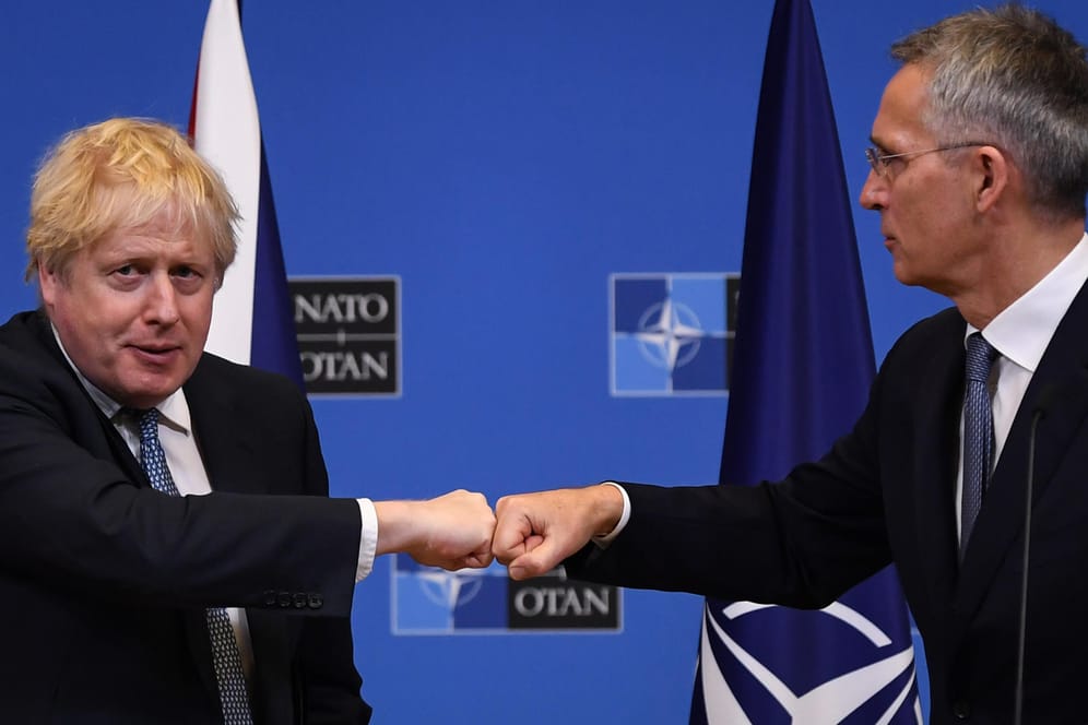 Boris Johnson und Jens Stoltenberg begrüßen sich in Brüssel: Beide sprachen über den Ukraine-Konflikt.