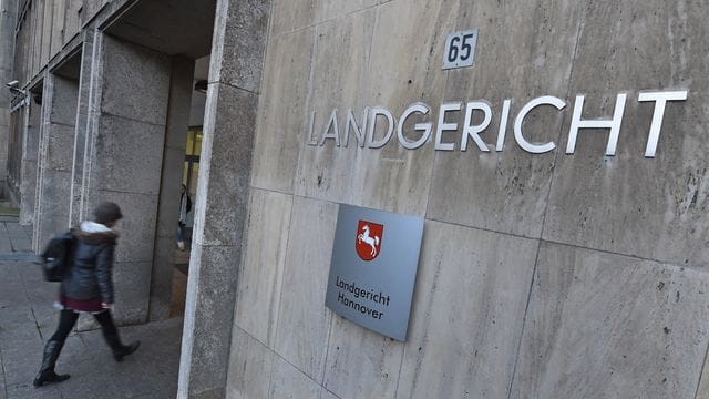 Eine Person betritt das Landgericht Hannover (Symbolbild): Ein ehemaliger Erzieher muss sich vor Gericht verantworten. Eine Person betritt das Landgericht Hannover (Symbolbild): Ein ehemaliger Erzieher muss sich vor Gericht verantworten.