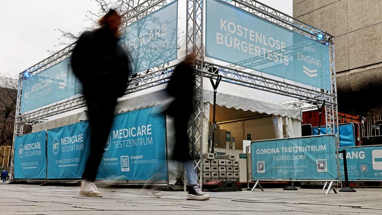 Ein Testzentrum in Düsseldorf (Symbolbild): Das RKI registriert noch immer Infektionen in den Hundertausenden.