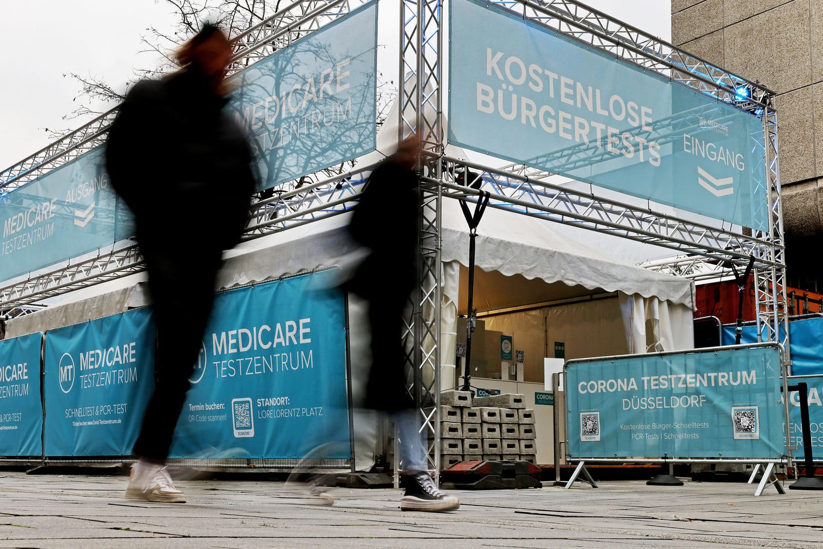 Ein Testzentrum in Düsseldorf (Symbolbild): Das RKI registriert noch immer Infektionen in den Hundertausenden.