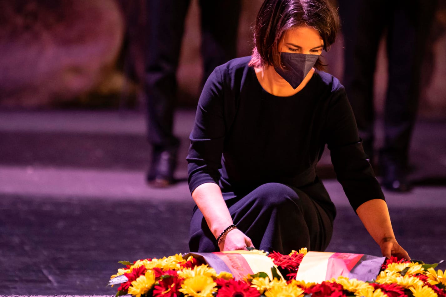 Annalena Baerbock in Israel: Die Außenministerin, legt in der Halle der Erinnerung der Holocaust-Gedenkstätte Yad Vashem einen Kranz nieder.