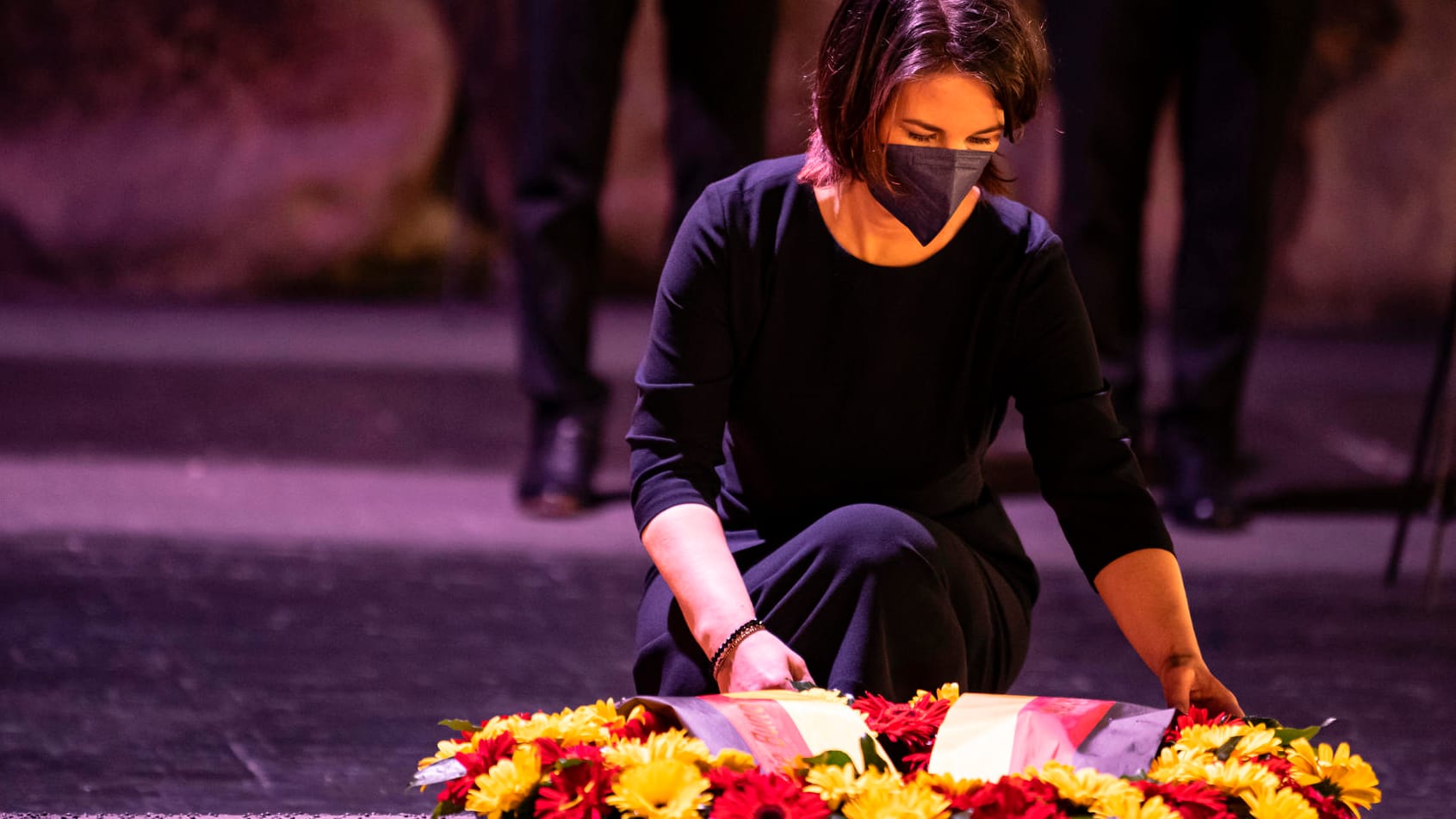 Annalena Baerbock in Israel: Die Außenministerin, legt in der Halle der Erinnerung der Holocaust-Gedenkstätte Yad Vashem einen Kranz nieder.