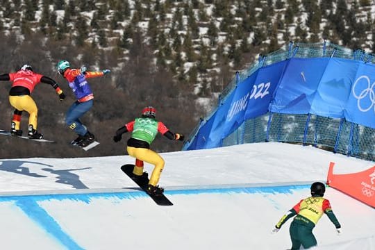 Martin Noerl aus Deutschland (l-r), Lucas Eguibar aus Spanien, Paul Berg aus Deutschland und Jarryd Hughes aus Australien in Aktion.