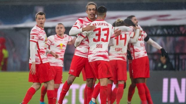 RB Leipzig will mit einem Sieg im direkten Duell am 1. RB Leipzig will mit einem Sieg im direkten Duell am 1.