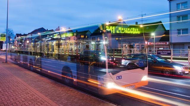 Brenzlige Begegnung: Linienbus und überholende Autos – wer haftet bei einer Kollision?