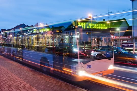 Brenzlige Begegnung: Linienbus und überholende Autos – wer haftet bei einer Kollision?