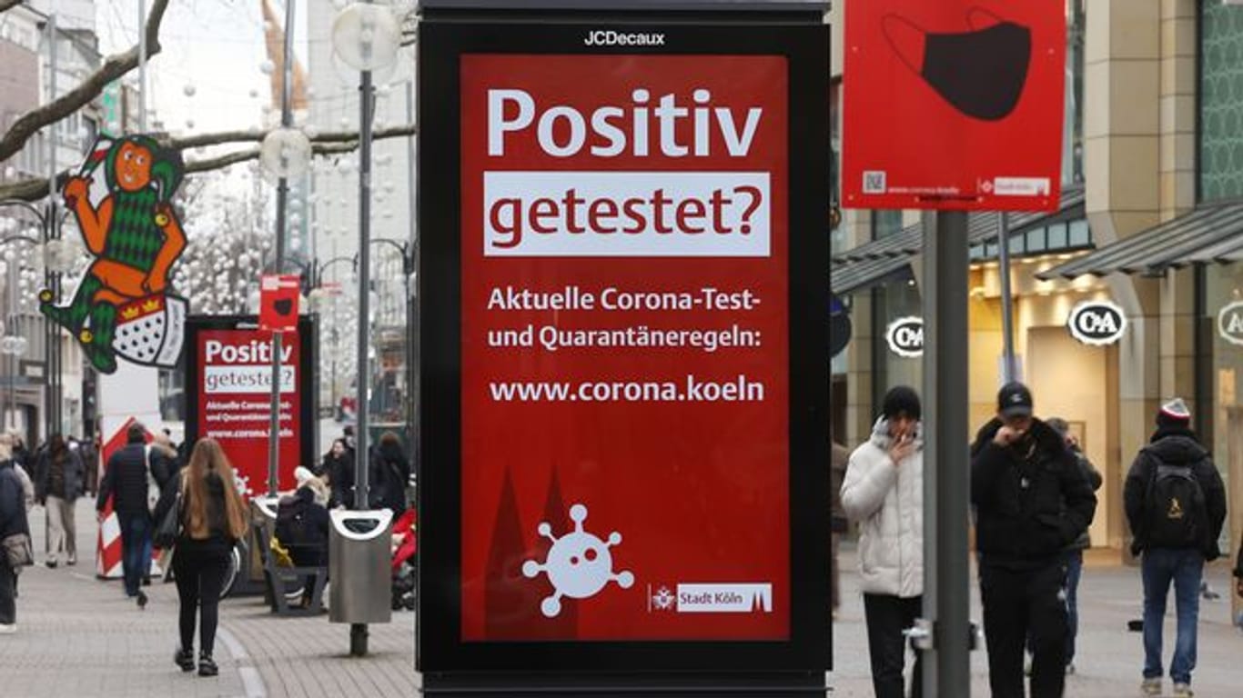 Eine Corona-Hinweistafel in der Kölner Innenstadt.