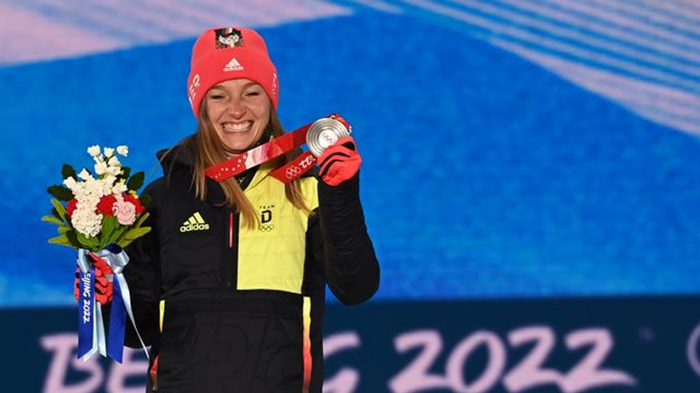 Skispringerin Katharina Althaus mit ihrer Silbermedaille.