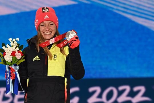 Skispringerin Katharina Althaus mit ihrer Silbermedaille.